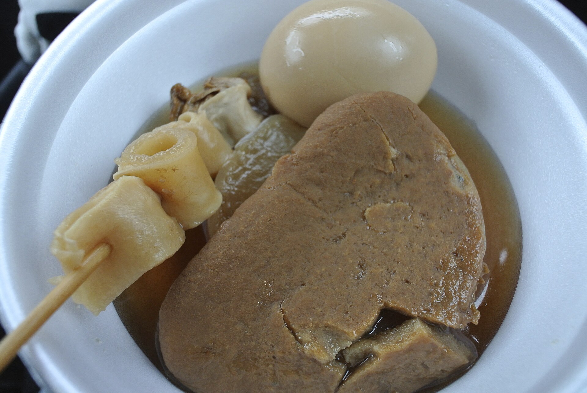 검은 한펜과 달걀, 어묵이 담긴 시즈오카 꼬치 오뎅